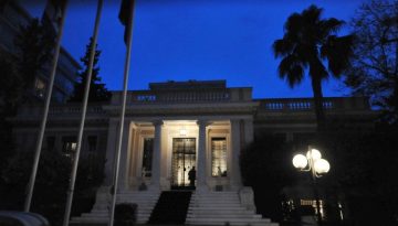 Έ&rho;&chi;&epsilon;&tau;&alpha;&iota; &laquo;&alpha;&nu;&alpha;&sigma;&chi;&eta;&mu;&alpha;&tau;&iota;&sigma;&mu;ό&sigmaf;&raquo;, &alpha;&lambda;&lambda;ά ό&chi;&iota; &omicron;&hellip; &kappa;&alpha;&nu;&omicron;&nu;&iota;&kappa;ό&sigmaf;