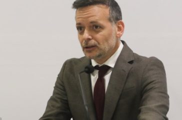 giati-o-doukas-theli-dialogo