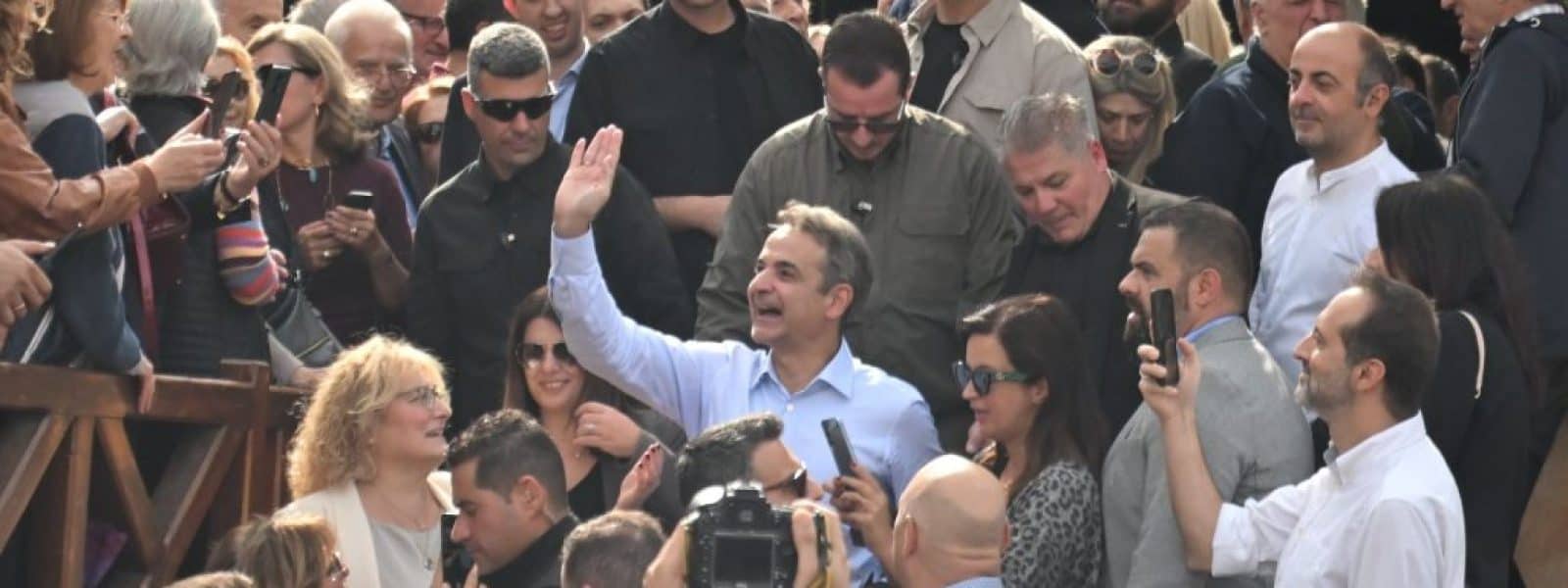 Οι στοχευμένες περιοδείες Μητσοτάκη, οι δημοσκοπήσεις που ανησυχούν και οι βουλευτές που γκρινιάζουν