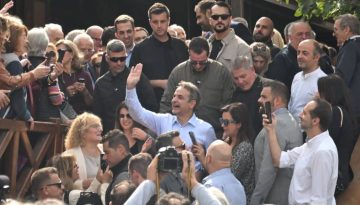 Οι στοχευμένες περιοδείες Μητσοτάκη, οι δημοσκοπήσεις που ανησυχούν και οι βουλευτές που γκρινιάζουν