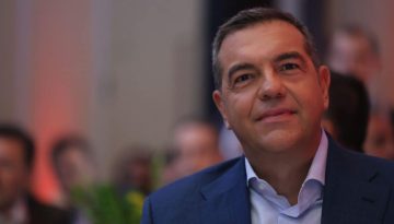 Ο Τσίπρας και το μαρτύριο της σταγόνας για ΣΥΡΙΖΑ και ΝΕΑΡ – Σε αναμονή η Κουμουνδούρου, σε τροχιά διάσπασης η Πατησίων
