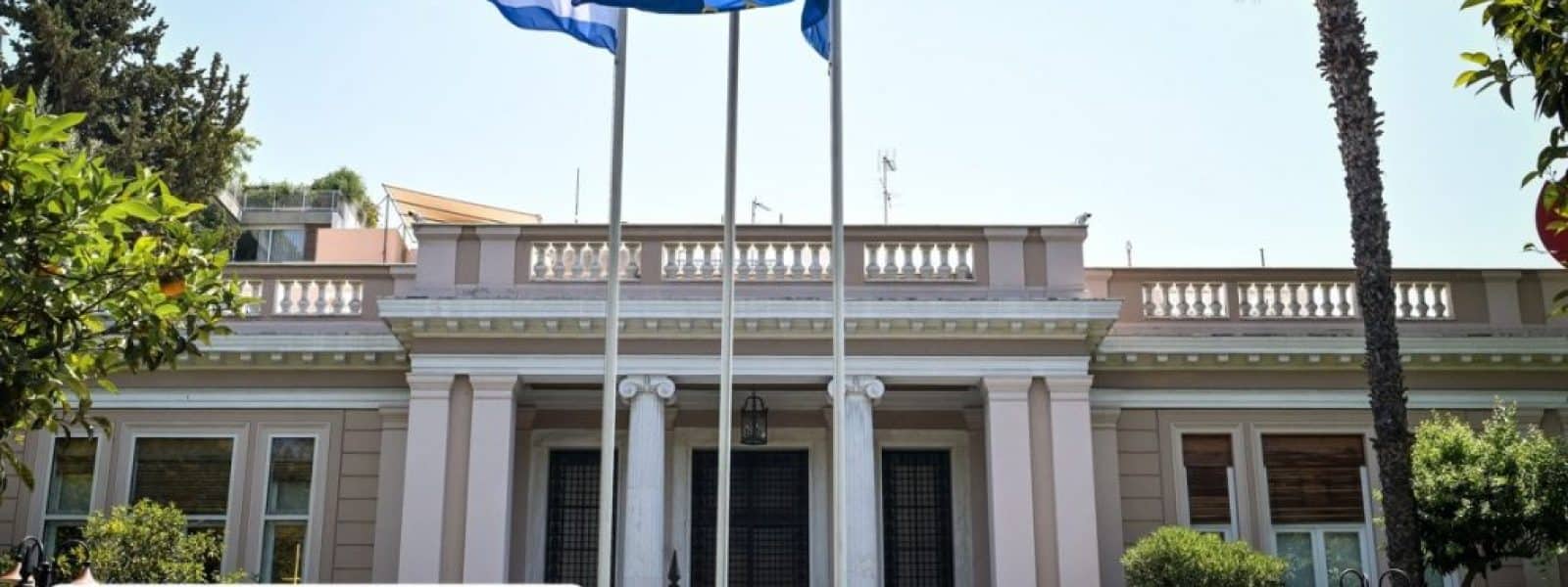 Συγκρατημένη αισιοδοξία και ταυτόχρονος προβληματισμός στο Μαξίμου για τα παράδοξα των δημοσκοπήσεων