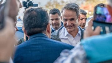 &Sigma;&tau;&eta;&nu; &Epsilon;&lambda;&epsilon;&upsilon;&sigma;ί&nu;&alpha; &sigma;ή&mu;&epsilon;&rho;&alpha; &omicron; &Mu;&eta;&tau;&sigma;&omicron;&tau;ά&kappa;&eta;&sigmaf; &ndash; &Theta;&alpha; &mu;&iota;&lambda;ή&sigma;&epsilon;&iota; &sigma;&epsilon; &laquo;&epsilon;&pi;&iota;&lambda;&epsilon;&gamma;&mu;έ&nu;&omicron; &alpha;&kappa;&rho;&omicron;&alpha;&tau;ή&rho;&iota;&omicron;&raquo;