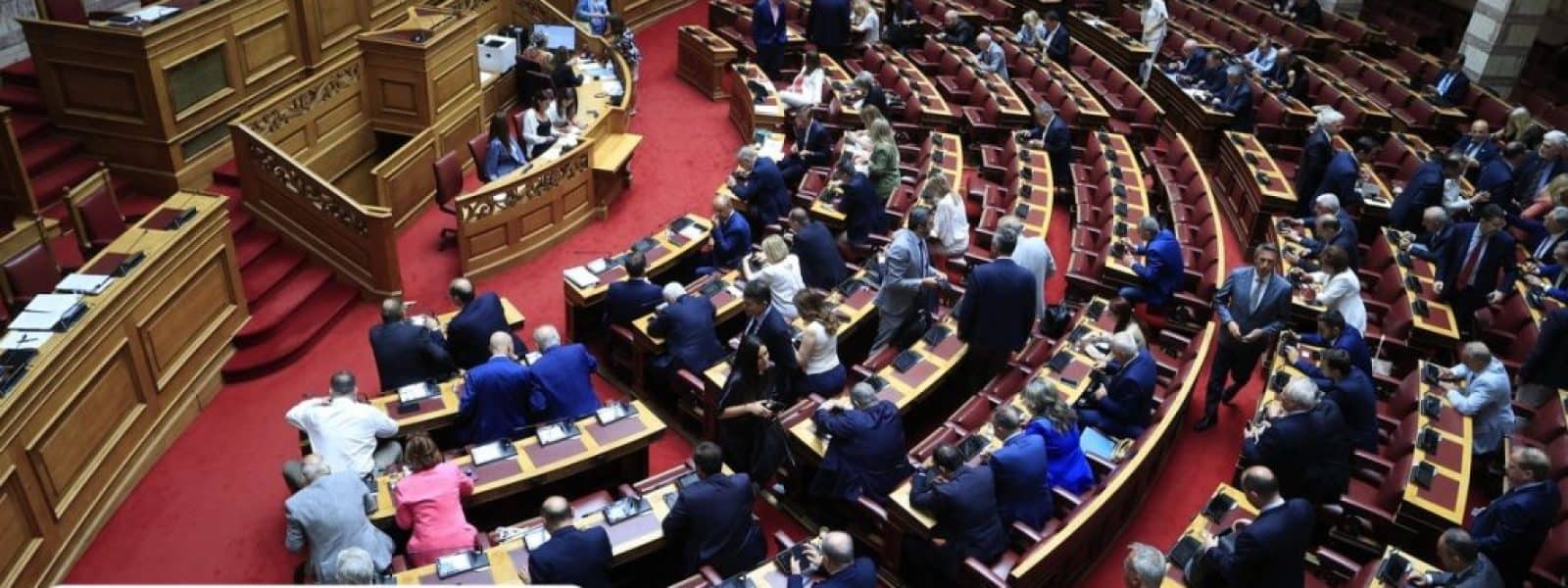 Βουλή: Άνδρες άνω των 60 η πλειοψηφία των βουλευτών – Νέοι, γυναίκες και εργάτες οι μεγάλοι απόντες