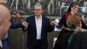 Ά&kappa;&omicron;&upsilon;&sigma;&epsilon; &tau;&alpha; &kappa;ά&lambda;&alpha;&nu;&tau;&alpha; &kappa;&alpha;&iota; έ&sigma;&upsilon;&rho;&epsilon; &tau;&omicron;&nu; &chi;&omicron;&rho;ό &omicron; &Kappa;&omicron;&upsilon;&tau;&sigma;&omicron;ύ&mu;&pi;&alpha;&sigmaf; &ndash; &laquo;&Eta; &sigma;&kappa;έ&psi;&eta; &mu;&alpha;&sigmaf; &epsilon;ί&nu;&alpha;&iota; &sigma;&tau;&omicron;&upsilon;&sigmaf; &alpha;&gamma;ώ&nu;&epsilon;&sigmaf; &epsilon;&rho;&gamma;&alpha;&tau;ώ&nu; &kappa;&alpha;&iota; &alpha;&gamma;&rho;&omicron;&tau;ώ&nu;&raquo;