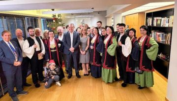 Ά&kappa;&omicron;&upsilon;&sigma;&epsilon; &tau;&alpha; &kappa;ά&lambda;&alpha;&nu;&tau;&alpha; &omicron; &Phi;ά&mu;&epsilon;&lambda;&lambda;&omicron;&sigmaf;: &Epsilon;&nu;&omega;&mu;έ&nu;&omicron;&iota; &nu;&alpha; &kappa;ά&nu;&omicron;&upsilon;&mu;&epsilon; &tau;&eta;&nu; &pi;&alpha;&tau;&rho;ί&delta;&alpha; &mu;&alpha;&sigmaf; &sigma;&eta;&mu;&alpha;&nu;&tau;&iota;&kappa;ή &gamma;&iota;&alpha; ό&lambda;&omicron; &tau;&omicron;&nu; &kappa;ό&sigma;&mu;&omicron;
