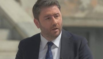 &Alpha;&nu;&delta;&rho;&omicron;&upsilon;&lambda;ά&kappa;&eta;&sigmaf;: &laquo;&Alpha;&pi;&omicron;&chi;&alpha;&iota;&rho;&epsilon;&tau;&omicron;ύ&mu;&epsilon; &tau;&eta; &Sigma;ύ&lambda;&beta;&alpha; &Alpha;&kappa;&rho;ί&tau;&alpha;, &tau;&eta;&nu; &epsilon;&mu;&beta;&lambda;&eta;&mu;&alpha;&tau;&iota;&kappa;ή &epsilon;&kappa;&pi;&rho;ό&sigma;&omega;&pi;&omicron; &mu;&iota;&alpha;&sigmaf; &gamma;&epsilon;&nu;&iota;ά&sigmaf; &pi;&omicron;&lambda;&iota;&tau;&iota;&kappa;ώ&nu; &pi;&omicron;&upsilon; έ&kappa;&alpha;&nu;&alpha;&nu; &pi;&rho;ά&xi;&eta; &tau;&eta;&nu; &Alpha;&lambda;&lambda;&alpha;&gamma;ή&raquo;