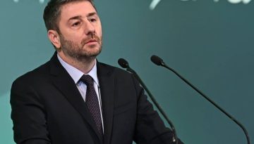 &Alpha;&nu;&delta;&rho;&omicron;&upsilon;&lambda;ά&kappa;&eta;&sigmaf; &gamma;&iota;&alpha; &tau;&eta;&nu; &alpha;&pi;ώ&lambda;&epsilon;&iota;&alpha; &tau;&eta;&sigmaf; &Sigma;ύ&lambda;&beta;&alpha;&sigmaf; &Alpha;&kappa;&rho;ί&tau;&alpha;: &laquo;&Mu;&epsilon; &beta;&alpha;&theta;ύ &sigma;&epsilon;&beta;&alpha;&sigma;&mu;ό &alpha;&pi;&omicron;&chi;&alpha;&iota;&rho;&epsilon;&tau;ώ &mu;&iota;&alpha; &sigma;&pi;&omicron;&upsilon;&delta;&alpha;ί&alpha; &pi;&rho;&omicron;&sigma;&omega;&pi;&iota;&kappa;ό&tau;&eta;&tau;&alpha; &tau;&eta;&sigmaf; &Delta;&eta;&mu;&omicron;&kappa;&rho;&alpha;&tau;&iota;&kappa;ή&sigmaf; &Pi;&alpha;