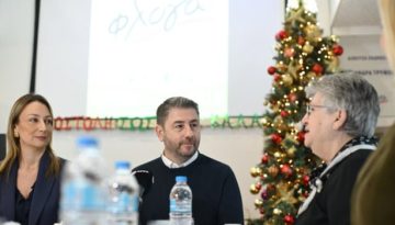 &Alpha;&nu;&delta;&rho;&omicron;&upsilon;&lambda;ά&kappa;&eta;&sigmaf;: &Sigma;&tau;&omicron;&nu; &xi;&epsilon;&nu;ώ&nu;&alpha; &tau;&omicron;&upsilon; &Sigma;&upsilon;&lambda;&lambda;ό&gamma;&omicron;&upsilon; &Gamma;&omicron;&nu;&iota;ώ&nu; &Pi;&alpha;&iota;&delta;&iota;ώ&nu; &mu;&epsilon; &nu;&epsilon;&omicron;&pi;&lambda;&alpha;&sigma;&mu;&alpha;&tau;&iota;&kappa;ή &alpha;&sigma;&theta;έ&nu;&epsilon;&iota;&alpha; &laquo;&Phi;&lambda;ό&gamma;&alpha;&raquo;