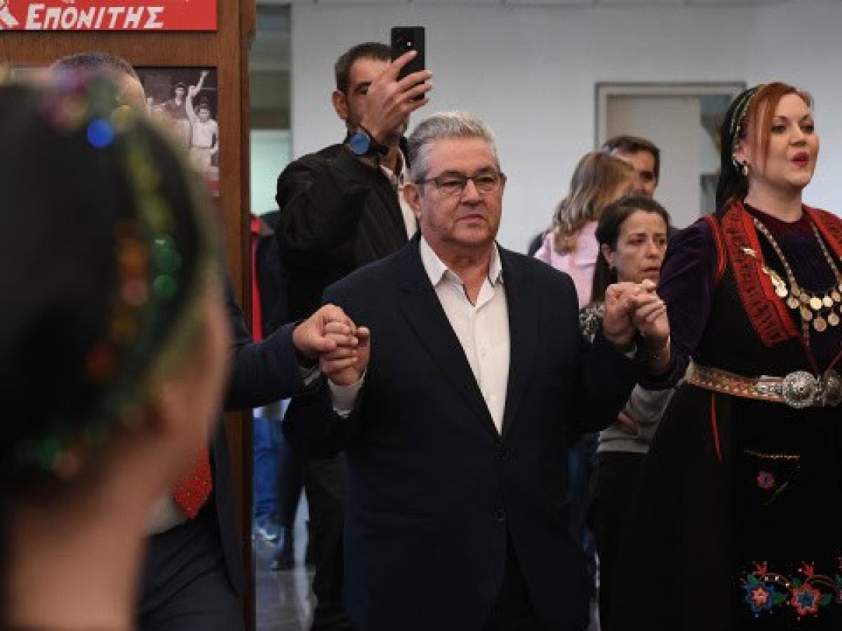 O Κουτσούμπας χόρεψε παραδοσιακούς χορούς με μέλη πολιτιστικού συλλόγου από την Κόνιτσα που του είπαν τα κάλαντα, δείτε β