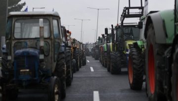 &Mu;&pi;&lambda;ό&kappa;&alpha; &alpha;&gamma;&rho;&omicron;&tau;ώ&nu;: &Sigma;&tau;&alpha; ύ&psi;&eta; &eta; &pi;&omicron;&lambda;&iota;&tau;&iota;&kappa;ή &alpha;&nu;&tau;&iota;&pi;&alpha;&rho;ά&theta;&epsilon;&sigma;&eta; &ndash; &Tau;&iota; &upsilon;&pi;&omicron;&sigma;&tau;&eta;&rho;ί&zeta;&epsilon;&iota; &eta; &alpha;&nu;&tau;&iota;&pi;&omicron;&lambda;ί&tau;&epsilon;&upsilon;&sigma;&eta;
