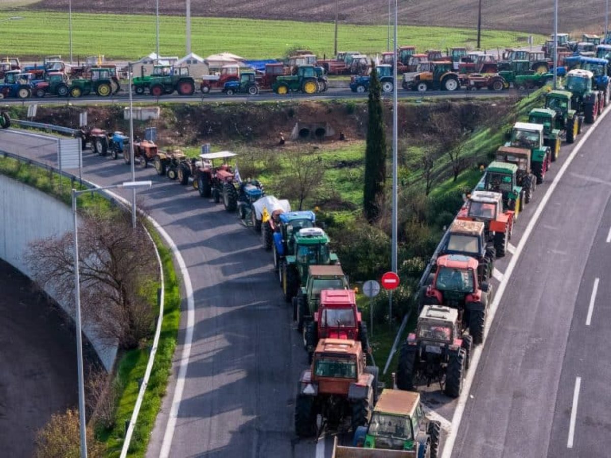 Μπλόκα και Χριστούγεννα: Μπούμερανγκ για την κυβέρνηση η διαχείριση της κυκλοφορίας, στο κενό ο «κοινωνικός αυτοματισμός»