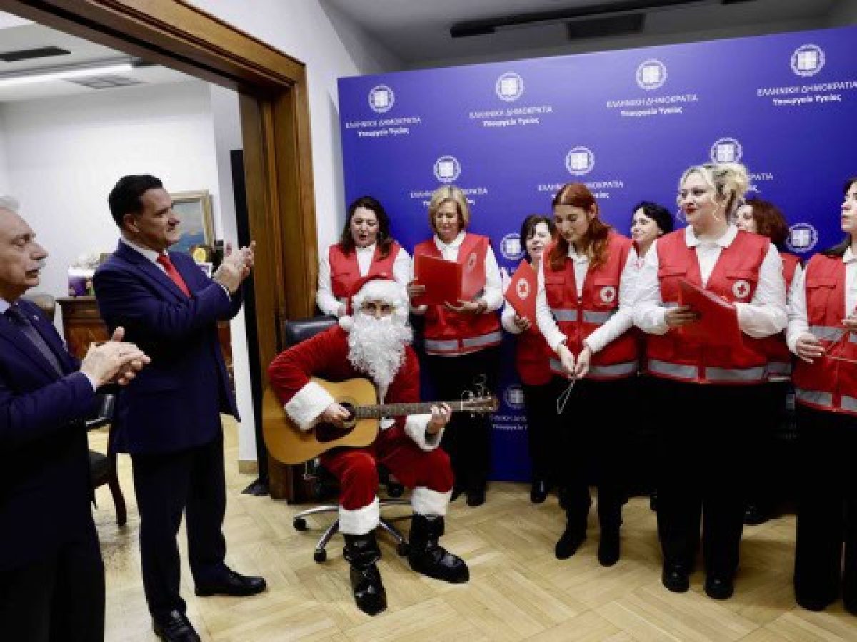 Χριστουγεννιάτικα κάλαντα από εθελοντές του Ελληνικού Ερυθρού Σταυρού στον υπουργό Υγείας Άδωνι Γεωργιάδη