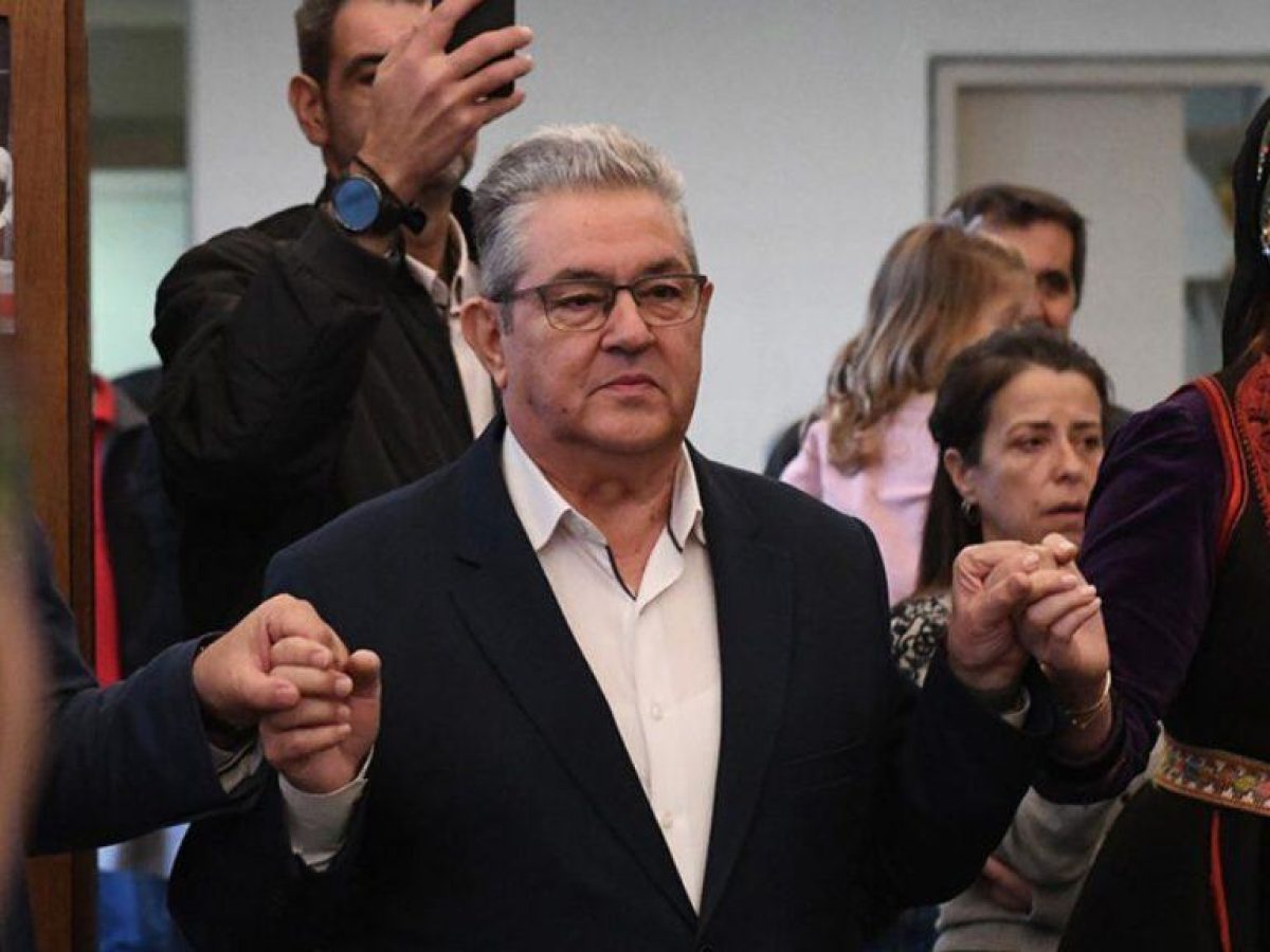 Χριστουγεννιάτικο τσάμικο από τον Δημήτρη Κουτσούμπα