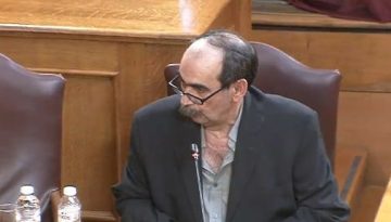 &Delta;&iota;&epsilon;&theta;&nu;ή&sigmaf; &delta;&iota;&alpha;&sigma;&upsilon;&rho;&mu;ό&sigmaf;: &Eta; &Epsilon;&lambda;&lambda;ά&delta;&alpha; &pi;&rho;&omega;&tau;&alpha;&gamma;&omega;&nu;&iota;&sigma;&tau;&epsilon;ί &sigma;&tau;&omicron; &chi;&rho;&iota;&sigma;&tau;&omicron;&upsilon;&gamma;&epsilon;&nu;&nu;&iota;ά&tau;&iota;&kappa;&omicron; &kappa;&omicron;&upsilon;ί&zeta; &tau;&omicron;&upsilon; Politico &mu;&epsilon; &sigma;&kappa;ά&nu;&delta;&alpha;&lambda;&alpha; &kappa;&alpha;&iota; &phi;&rho;&alpha;&pi;έ&delta;&epsilon;&sigmaf;