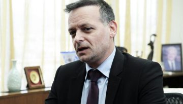 &Delta;ή&mu;&omicron;&sigmaf; &Alpha;&theta;&eta;&nu;&alpha;ί&omega;&nu;: &Tau;&alpha; &epsilon;ύ&sigma;&eta;&mu;&alpha; &Zeta;&alpha;&chi;&alpha;&rho;&iota;ά&delta;&eta; &sigma;&epsilon; &Delta;&omicron;ύ&kappa;&alpha; &laquo;&kappa;ό&nu;&tau;&rho;&alpha; &sigma;&tau;&iota;&sigmaf; &tau;&rho;&iota;&kappa;&lambda;&omicron;&pi;&omicron;&delta;&iota;έ&sigmaf;&raquo;