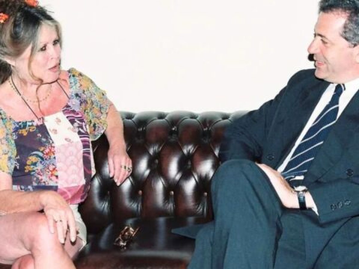 Δημήτρης Αβραμόπουλος: Αποχαιρετά τη Μπριζίτ Μπαρντό με μια φωτογραφία από συνάντησή τους – “Αντίο σε ένα