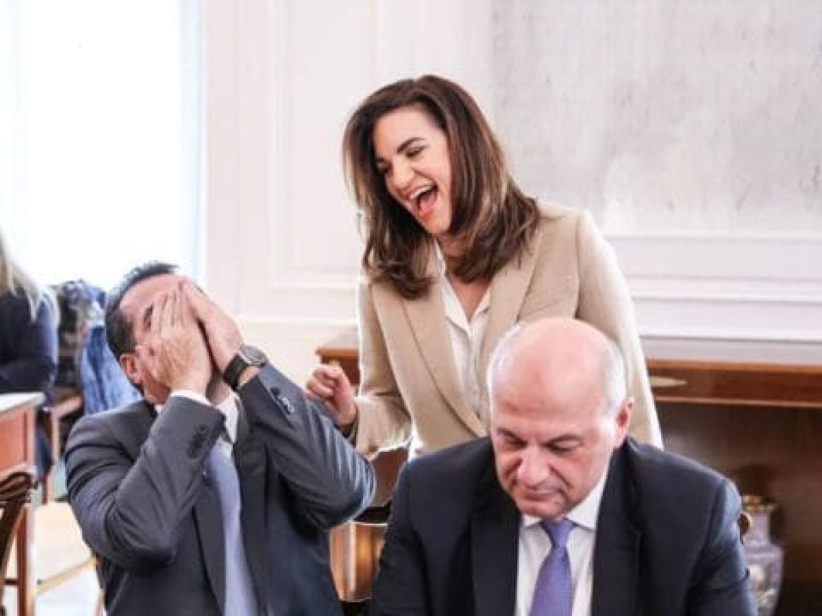 Εύθυμο κλίμα με “πηγαδάκια”, χαμόγελα και πολιτικά μηνύματα στο τελευταίο υπουργικό για το 2025 (Eικ