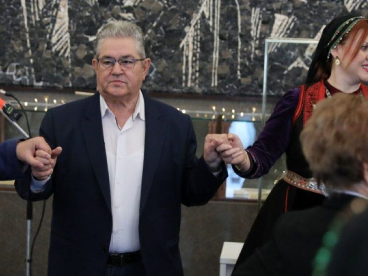 Έσυρε τον χορό ο Δ. Κουτσούμπας – Με αναφορά στους αγρότες το χριστουγεννιάτικο μήνυμά του