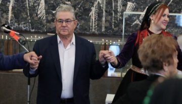 Έ&sigma;&upsilon;&rho;&epsilon; &tau;&omicron;&nu; &chi;&omicron;&rho;ό &omicron; &Delta;. &Kappa;&omicron;&upsilon;&tau;&sigma;&omicron;ύ&mu;&pi;&alpha;&sigmaf; &ndash; &Mu;&epsilon; &alpha;&nu;&alpha;&phi;&omicron;&rho;ά &sigma;&tau;&omicron;&upsilon;&sigmaf; &alpha;&gamma;&rho;ό&tau;&epsilon;&sigmaf; &tau;&omicron; &chi;&rho;&iota;&sigma;&tau;&omicron;&upsilon;&gamma;&epsilon;&nu;&nu;&iota;ά&tau;&iota;&kappa;&omicron; &mu;ή&nu;&upsilon;&mu;ά &tau;&omicron;&upsilon;