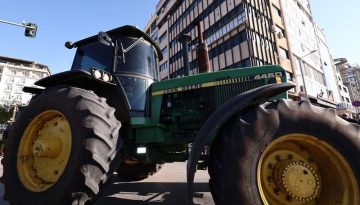 Φάκελο με αιτήματα παρέδωσαν στον Κ. Τσιάρα εκπρόσωποι αγροτών από την Κορινθία