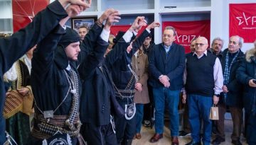 &Eta; &alpha;&delta;&epsilon;&lambda;&phi;ό&tau;&eta;&tau;&alpha; &Kappa;&rho;&omega;&mu;&nu;&alpha;ί&omega;&nu; &Kappa;&alpha;&lambda;&alpha;&mu;&alpha;&rho;&iota;ά&sigmaf; έ&psi;&alpha;&lambda;&lambda;&epsilon; &tau;&alpha; &kappa;ά&lambda;&alpha;&nu;&tau;&alpha; &sigma;&tau;&omicron;&nu; &Phi;ά&mu;&epsilon;&lambda;&lambda;&omicron;