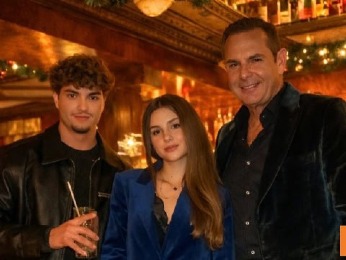 Η χριστουγεννιάτικη ανάρτηση του Πάνου Καμμένου με τη σύζυγο και τα παιδιά του