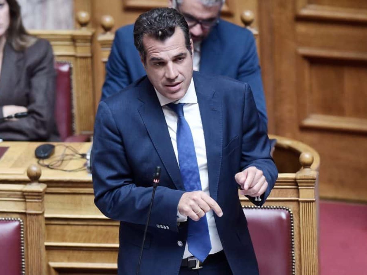 Η ευχετήρια κάρτα για τα Χριστούγεννα ενόχλησε τον Πλεύρη