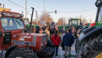 &Eta; &kappa;&upsilon;&beta;έ&rho;&nu;&eta;&sigma;&eta; &alpha;&gamma;&rho;&iota;&epsilon;ύ&epsilon;&iota;, &omicron;&iota; &alpha;&gamma;&rho;ό&tau;&epsilon;&sigmaf; &theta;&upsilon;&mu;ώ&nu;&omicron;&upsilon;&nu; &kappa;&alpha;&iota; &tau;&omicron; &alpha;&delta;&iota;έ&xi;&omicron;&delta;&omicron; &pi;&alpha;&rho;&alpha;&tau;&epsilon;ί&nu;&epsilon;&tau;&alpha;&iota;