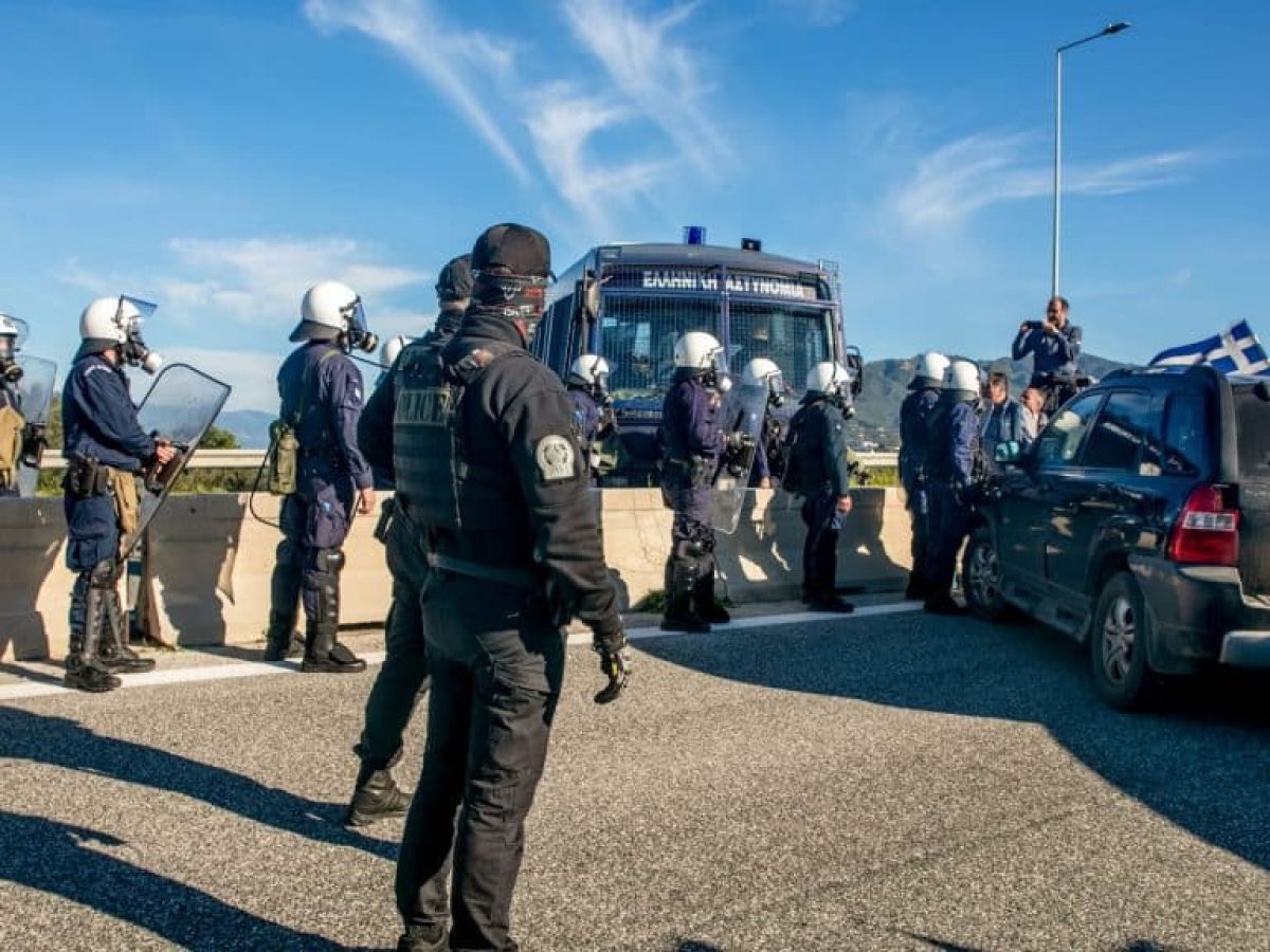 Η «μάχη των δρόμων»: Οι αγρότες υπόσχονται ανοιχτές λωρίδες για τους ταξιδιώτες, η αστυνομία θέλει τον έλεγχο 