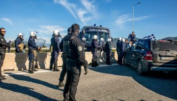Η «μάχη των δρόμων»: Οι αγρότες υπόσχονται ανοιχτές λωρίδες για τους ταξιδιώτες, η αστυνομία θέλει τον έλεγχο 