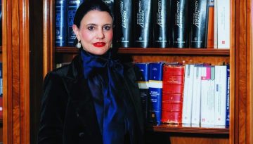 &Eta; &Mu;&alpha;&rho;ί&alpha; &Gamma;&rho;&alpha;&tau;&sigma;ί&alpha; &tau;&alpha; &epsilon;ί&pi;&epsilon; ό&lambda;&alpha; &gamma;&iota;&alpha; &tau;&omicron; &laquo;&kappa;ό&mu;&mu;&alpha; &Kappa;&alpha;&rho;&upsilon;&sigma;&tau;&iota;&alpha;&nu;&omicron;ύ&raquo;