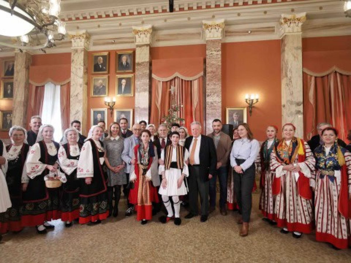 Η Βουλή “πλημμύρισε” με κάλαντα και παραδοσιακούς χορούς από όλη την Ελλάδα (Εικόνες)