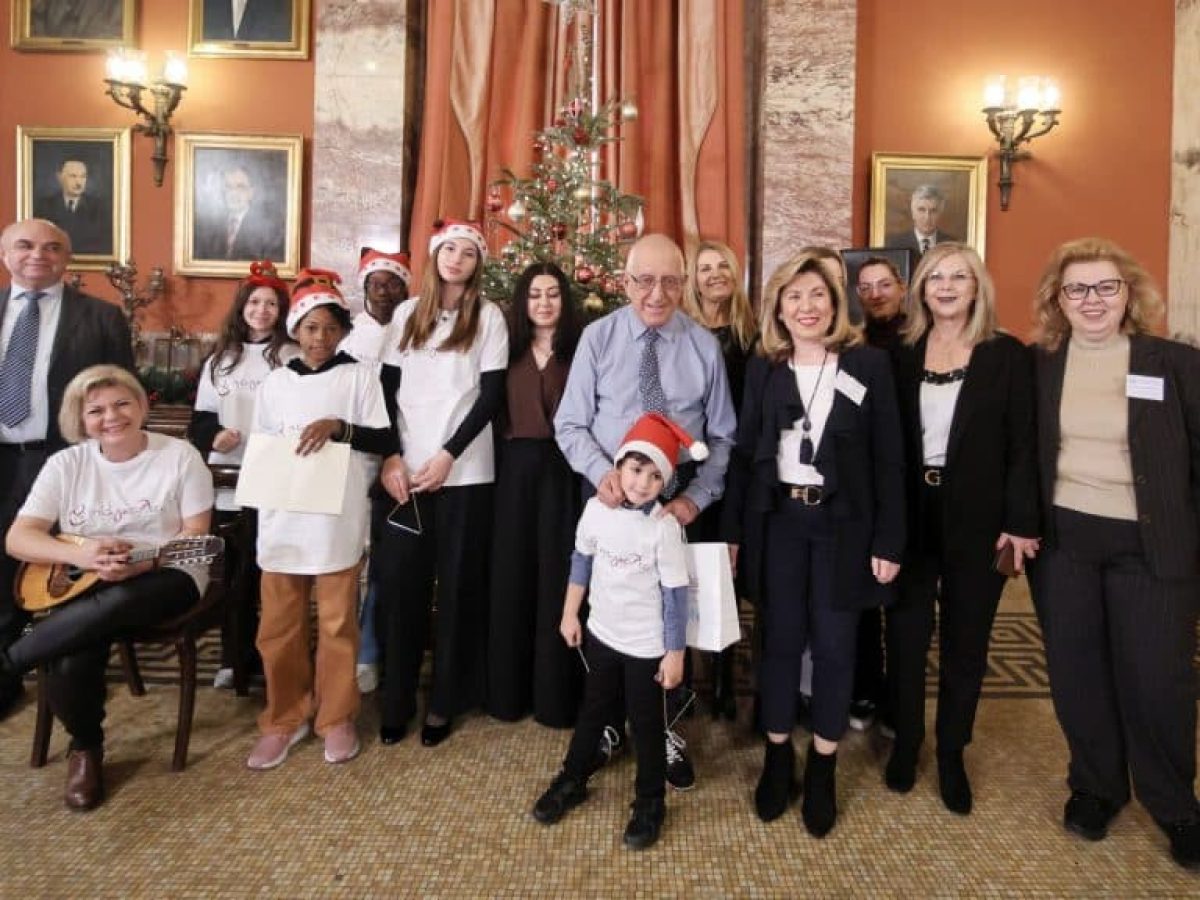 Η Βουλή «πλημμύρισε» με κάλαντα και παραδοσιακούς χορούς από όλη την Ελλάδα