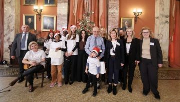 Η Βουλή «πλημμύρισε» με κάλαντα και παραδοσιακούς χορούς από όλη την Ελλάδα