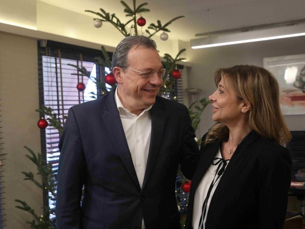 Ηπειρώτικα κάλαντα άκουσε ο Φάμελλος: «Ενωμένοι να κάνουμε την πατρίδα μας σημαντική για όλο τον κόσμο»