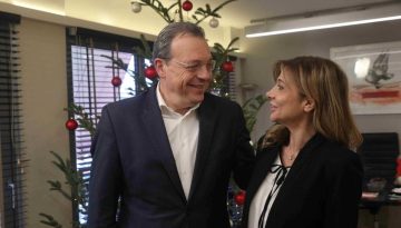 Ηπειρώτικα κάλαντα άκουσε ο Φάμελλος: «Ενωμένοι να κάνουμε την πατρίδα μας σημαντική για όλο τον κόσμο»