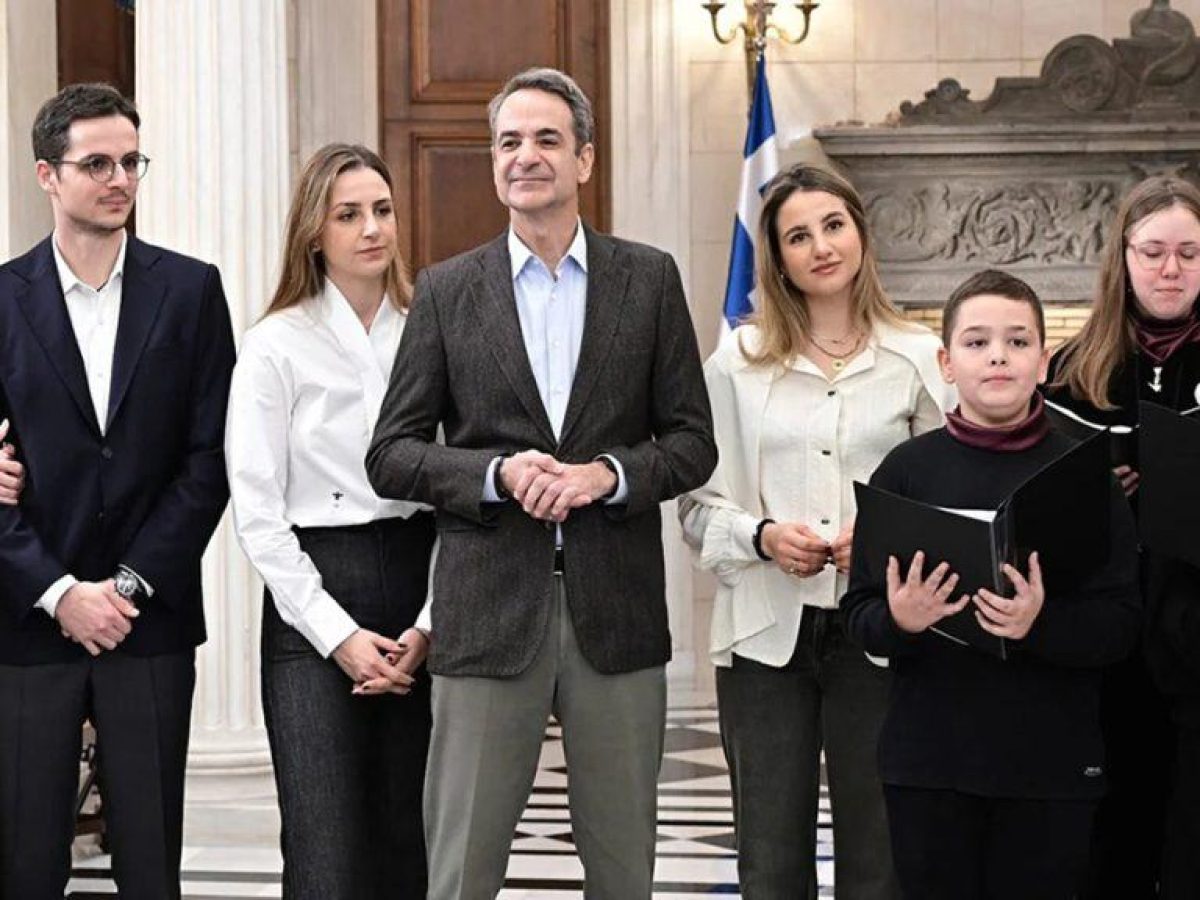 Κάλαντα στο Μαξίμου από τους μαθητές του μουσικού σχολείου Αλίμου