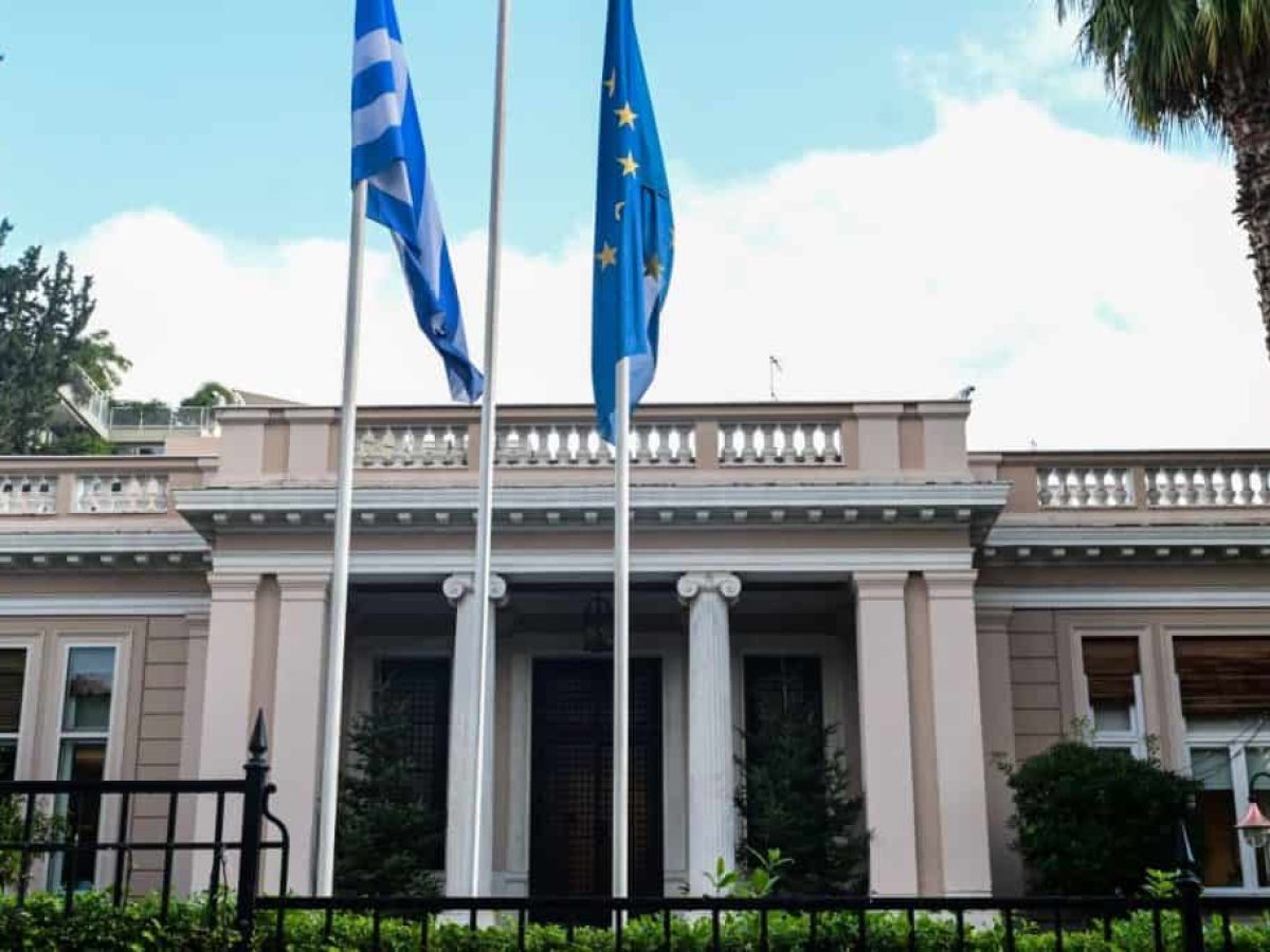 Καραμανλής, Σαμαράς, Βενιζέλος, Παυλόπουλος ανησυχούν το Μαξίμου