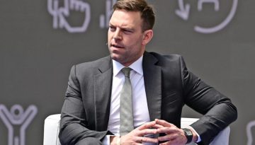 &Kappa;&alpha;&sigma;&sigma;&epsilon;&lambda;ά&kappa;&eta;&sigmaf;: &laquo;&Tau;&omicron; &Kappa;ί&nu;&eta;&mu;&alpha; &Delta;&eta;&mu;&omicron;&kappa;&rho;&alpha;&tau;ί&alpha;&sigmaf; &delta;&epsilon;&nu; &alpha;&nu;ή&kappa;&epsilon;&iota; &sigma;&epsilon; &pi;&rho;ό&sigma;&omega;&pi;&alpha;&raquo; &ndash; &Alpha;&pi;ά&nu;&tau;&eta;&sigma;&eta; &sigma;&tau;&eta;&nu; &alpha;&pi;&omicron;&chi;ώ&rho;&eta;&sigma;&eta; &Mu;ά&lambda;&alpha;&mu;&alpha;