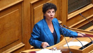 &Kappa;ί&nu;&eta;&mu;&alpha; &Delta;&eta;&mu;&omicron;&kappa;&rho;&alpha;&tau;ί&alpha;&sigmaf;: &Alpha;&pi;&omicron;&chi;&omega;&rho;&epsilon;ί &alpha;&pi;ό &tau;&omicron; &kappa;ό&mu;&mu;&alpha; &mu;&epsilon; &alpha;&iota;&chi;&mu;έ&sigmaf; &kappa;&alpha;&tau;ά &Kappa;&alpha;&sigma;&sigma;&epsilon;&lambda;ά&kappa;&eta; &eta; &beta;&omicron;&upsilon;&lambda;&epsilon;&upsilon;&tau;ή&sigmaf; &Kappa;&upsilon;&rho;&iota;&alpha;&kappa;ή &Mu;ά&lambda;&alpha;&mu;&alpha;