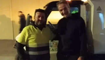 Κυριάκος Μητσοτάκης: Η φωτογραφία με εργαζόμενο καθαριότητας στα Χανιά