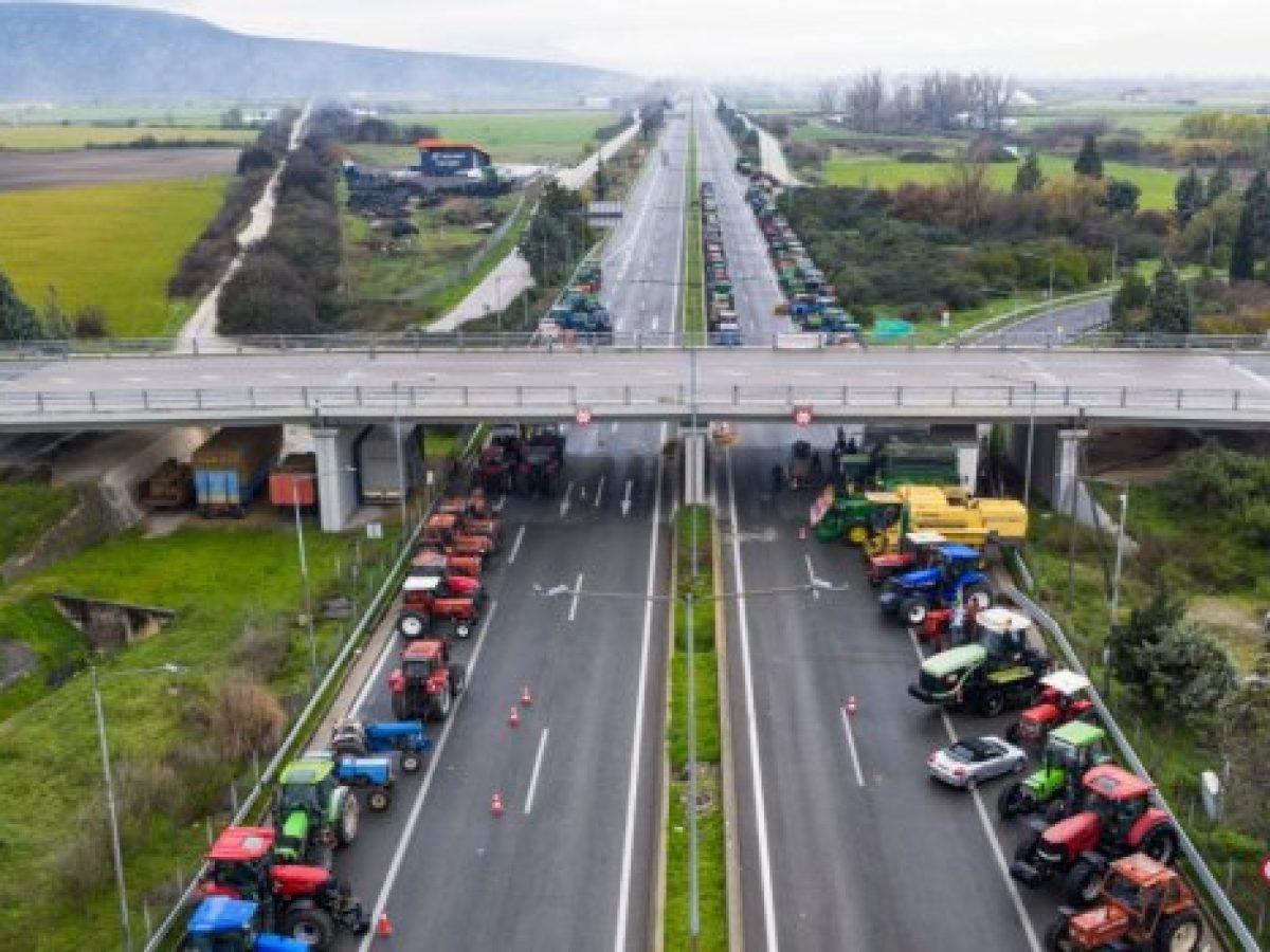 ΚΚΕ: «Αθλιότητα της κυβέρνησης – Κλείνουν τους δρόμους που αφήνουν ανοιχτούς οι αγρότες»