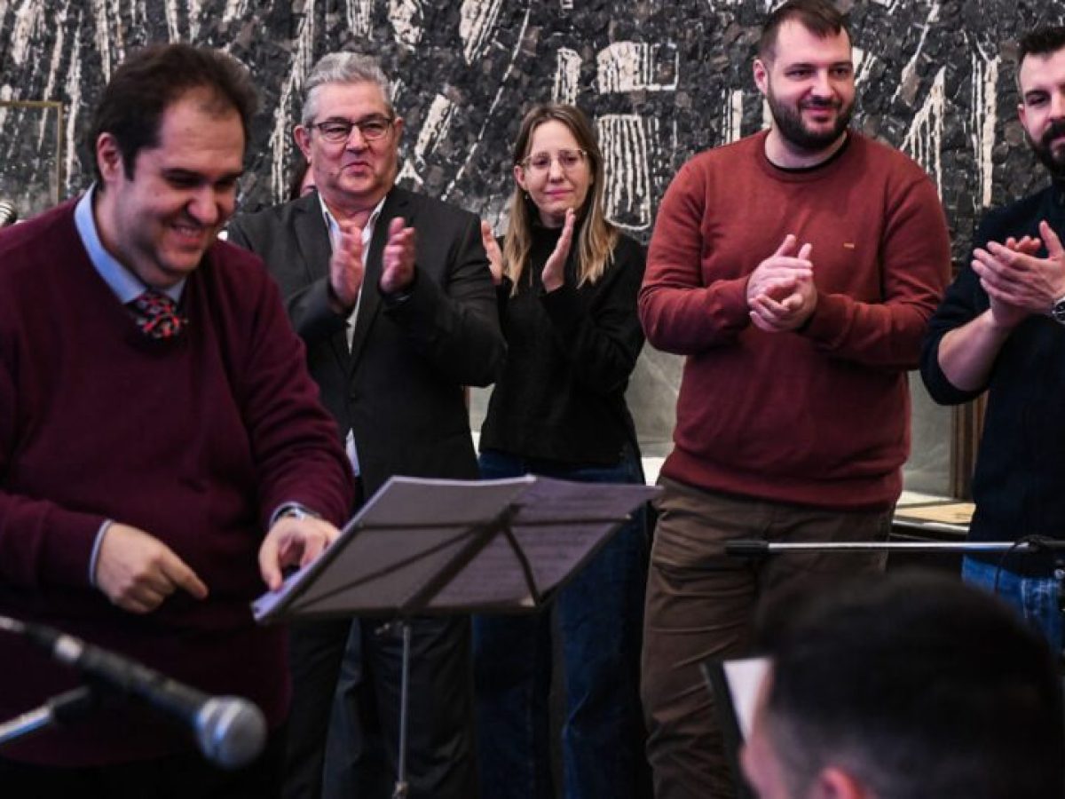 Κουτσούμπας άκουσε τα «αγωνιστικά κάλαντα» της ΚΝΕ: «Οι λαοί έχουν τη δύναμη να φέρουν τα πάνω κάτω»