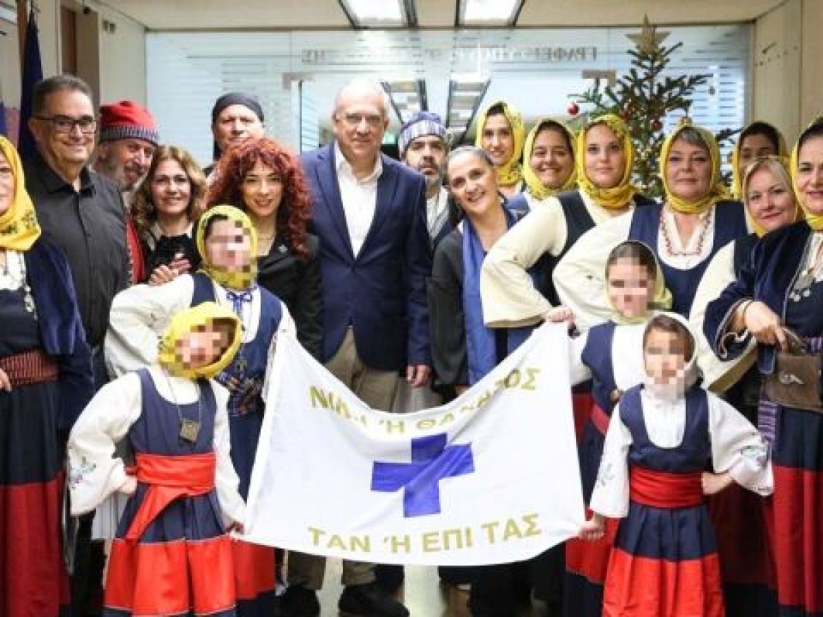 Κρήτες και Μανιάτες είπαν τα πρωτοχρονιάτικα κάλαντα στον Τάκη Θεοδωρικάκο (Εικόνα)