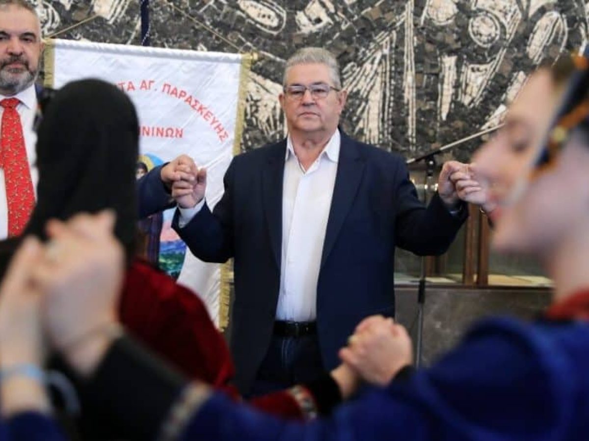 Με κλαρίνα τα κάλαντα στον Δημήτρη Κουτσούμπα (βίντεο)