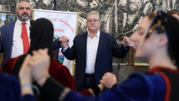 &Mu;&epsilon; &kappa;&lambda;&alpha;&rho;ί&nu;&alpha; &tau;&alpha; &kappa;ά&lambda;&alpha;&nu;&tau;&alpha; &sigma;&tau;&omicron;&nu; &Delta;&eta;&mu;ή&tau;&rho;&eta; &Kappa;&omicron;&upsilon;&tau;&sigma;&omicron;ύ&mu;&pi;&alpha; (&beta;ί&nu;&tau;&epsilon;&omicron;)