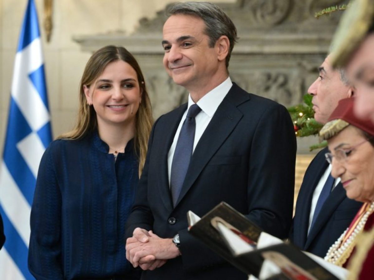 Με την κόρη του, Σοφία άκουσε τα πρωτοχρονιάτικα κάλαντα ο Κ. Μητσοτάκης (Εικόνες)