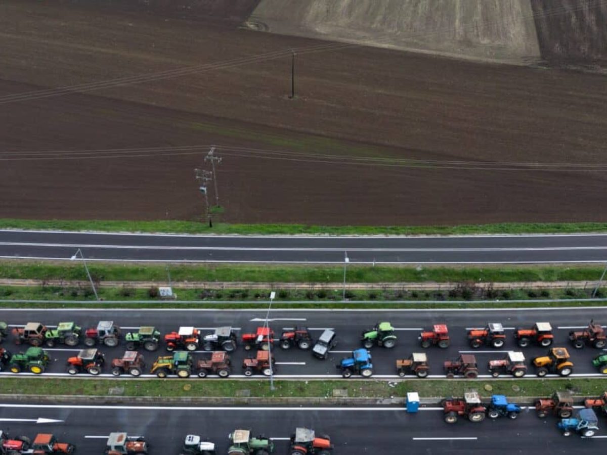 Νέα Αριστερά: Οι αγρότες ανοίγουν τους δρόμους – Μητσοτάκης και Χρυσοχοΐδης κάνουν καψόνι στους πολίτες