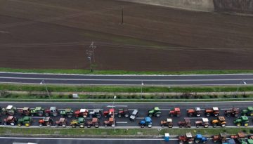 Νέα Αριστερά: Οι αγρότες ανοίγουν τους δρόμους – Μητσοτάκης και Χρυσοχοΐδης κάνουν καψόνι στους πολίτες